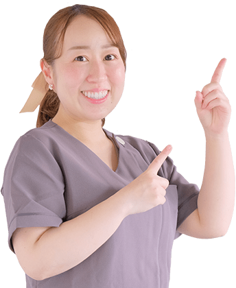 右上を指さすスタッフ