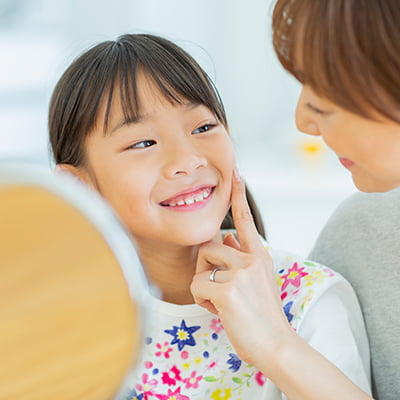 笑顔で見つめ合う親子
